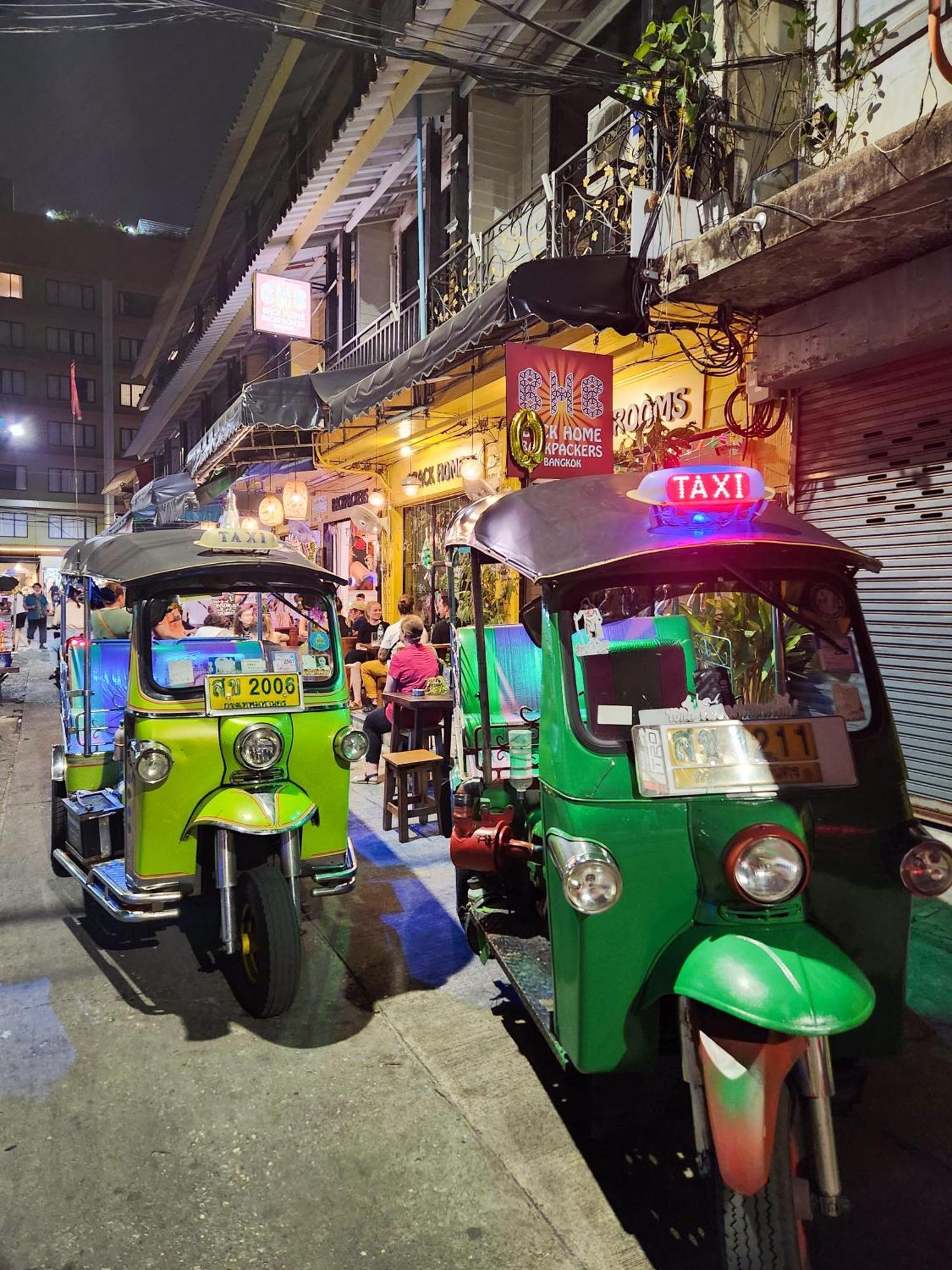 Back Home Backpackers Bangkok Exterior photo